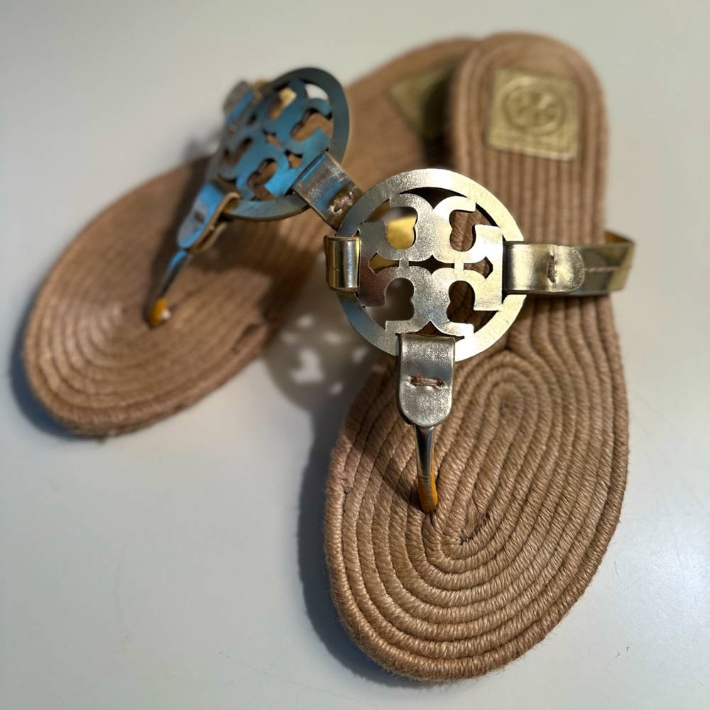 💛 Rare! Tory Burch Logo Metallic Gold Platinum Raffia Sandal Flip Flop 8 💛